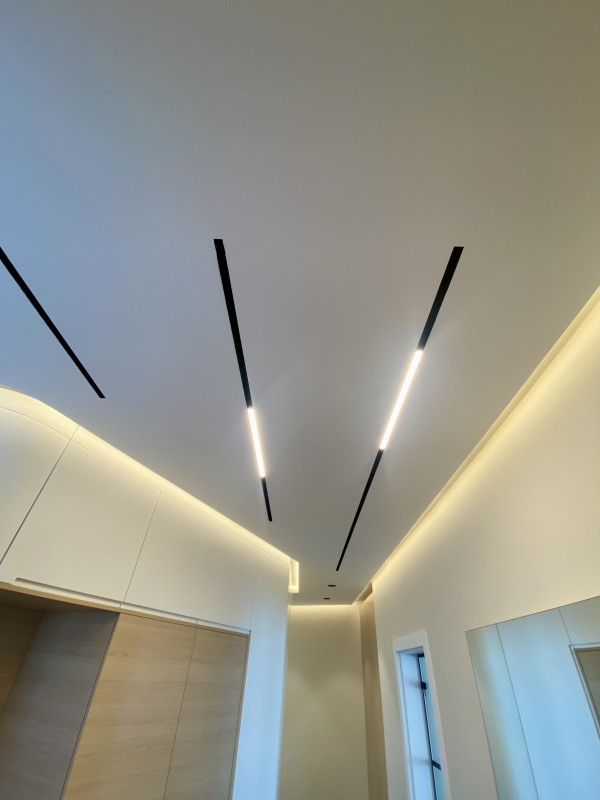 Коридор с окачен таван от гипсокартон и линейно осветление след ремонт в София