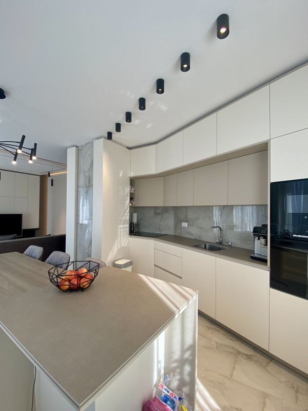 Кухня с гръб от плочки и окачен таван от гипсокартон с линейно осветление