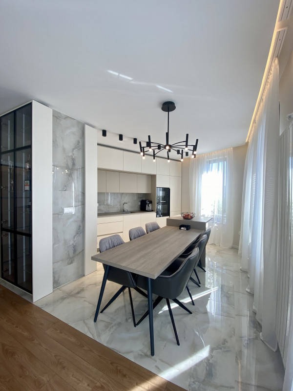 Монтаж на плочи на под в кухня и трапезария по време на цялостен ремонт на апартамент в София