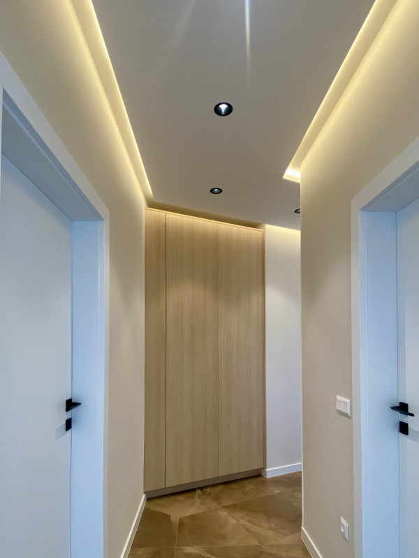 Окачени тавани от гипсокартон с вградени осветителни тела и магнитни шини