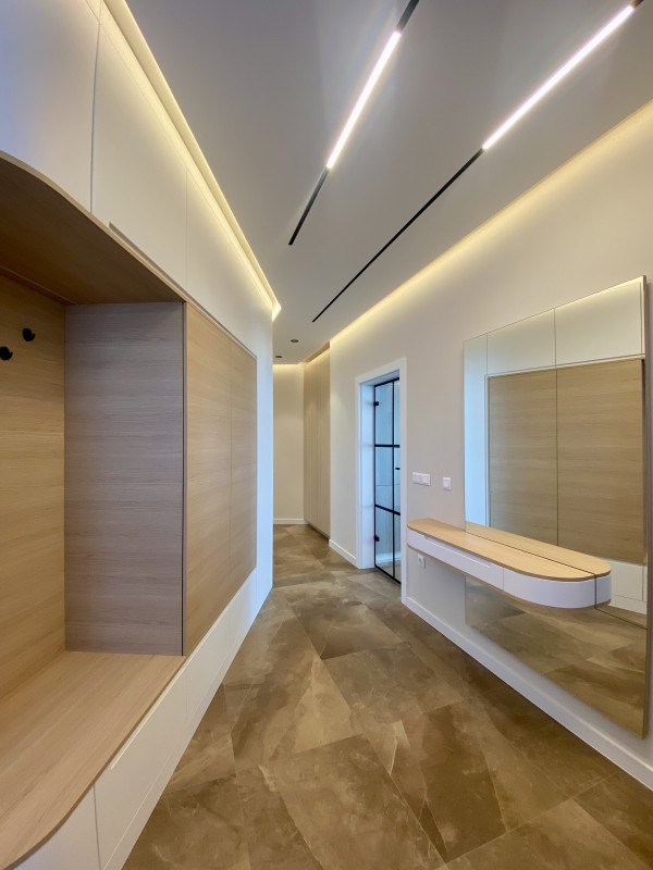 Прецизен монтаж на подови плочи и боядисване с латекс в интериор на апартамент в София